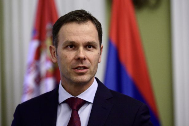 Danas kreće uplata 100 evra penzionerima, počeo sa radom i kontakt – centar