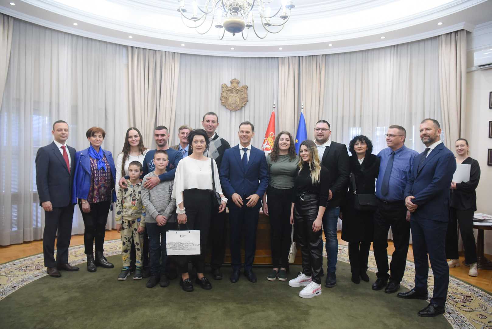 Siniša Mali potpisao ugovore sa dobitnicima četiri stana u nagradnoj igri „Uzmi račun i pobedi“, do sada poslato oko sto miliona računa