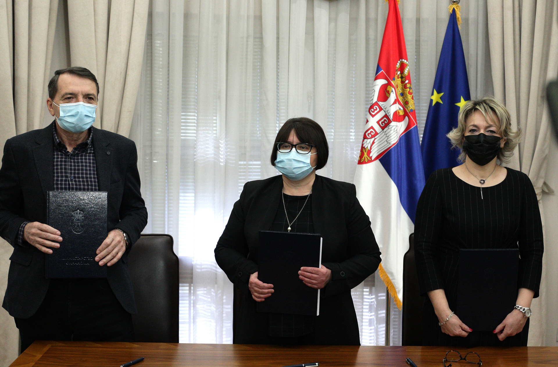 Savičić potpisala ugovor sa dobitnikom stana u nagradnoj igri „Uzmi račun i pobedi“