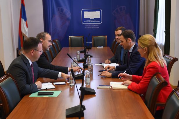 Ministar Siniša Mali razgovarao sa američkim ambasadorom Entonijem Godfrijem