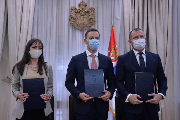 Mali potpisao ugovor sa dobitnicom stana u naselju „Zemunske kapije“