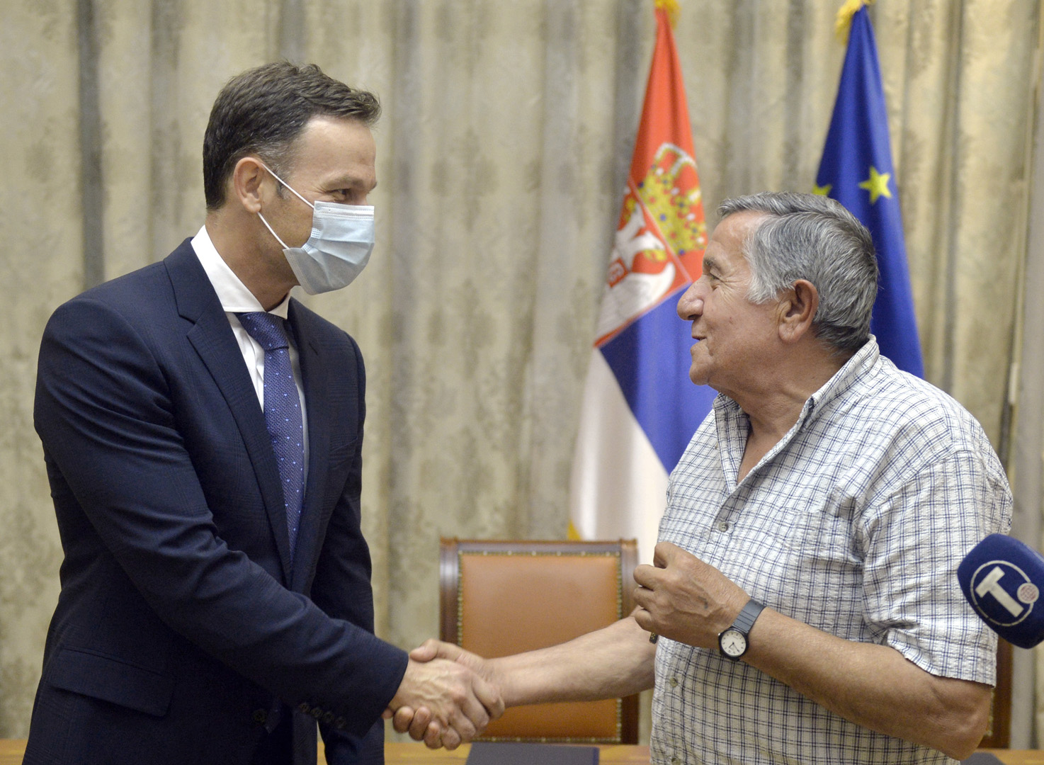 Mинистар финансија уручио кључеве од стана породици Ћеримовић из Врања