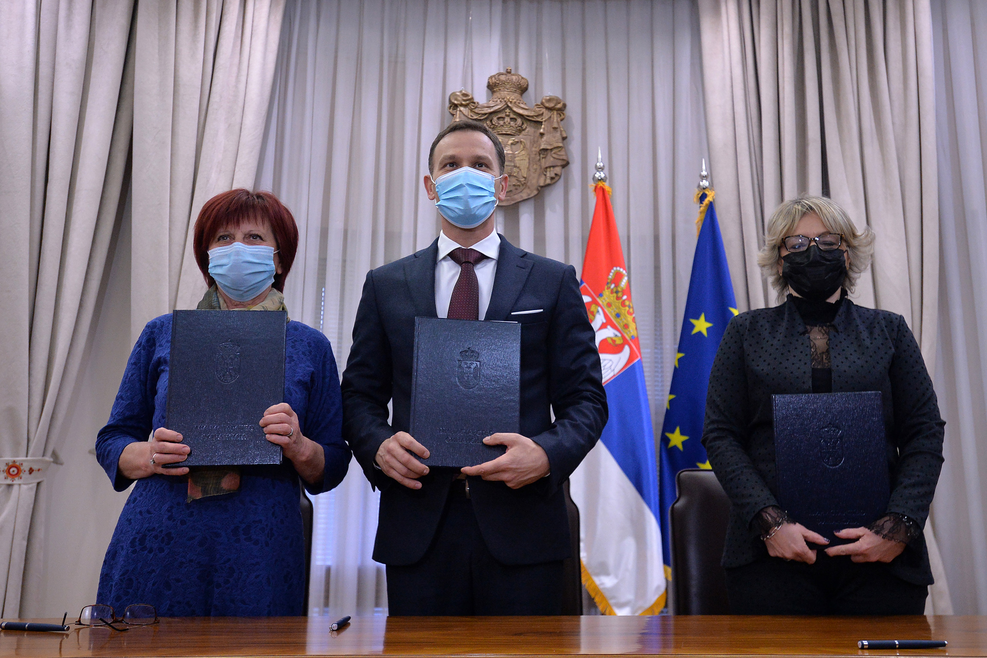 Ministar Mali potpisao ugovor sa dobitnicom stana nagradne igre ,,Uzmi račun i pobedi"