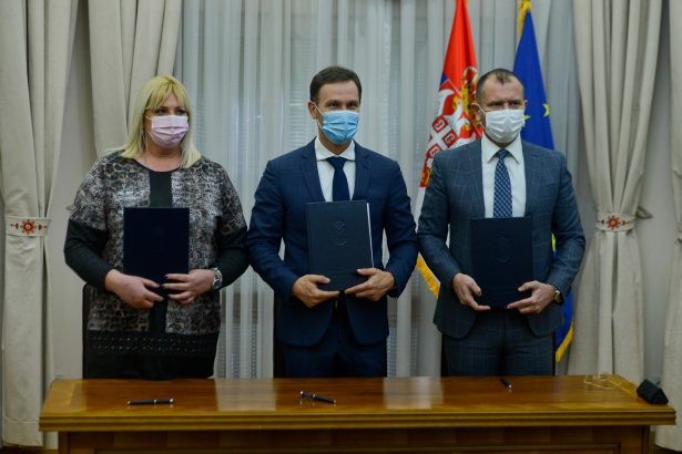 Mali potpisao ugovor sa dobitnicom stana u okviru drugog kola nagradne igre „Uzmi račun i pobedi“